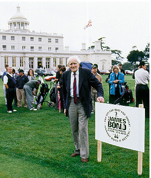 Desmond Llewelyn at the IFF Golf Event