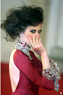 Eva Green tries to hide!