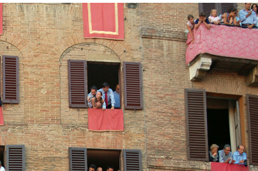 Daniel Craig watches the shooting of Quantum of Solace in Siena