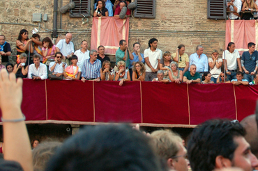 Daniel Craig watches the shooting of Quantum of Solace in Siena