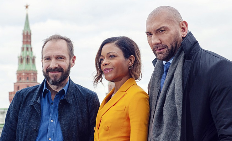 Ralph Fiennes (M), Naomie Harris (Moneypenny) and Dave Bautista (Mr. Hinx) part in a photoshoot in front of The Kremlin