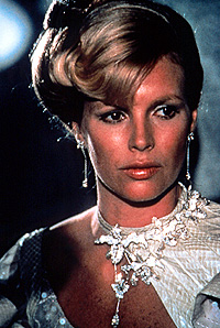 Domino Petachi (Kim Basinger)