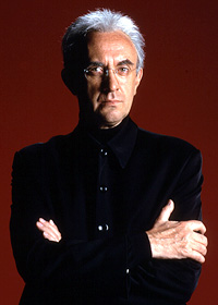 Elliot Carver (Jonathan Pryce)