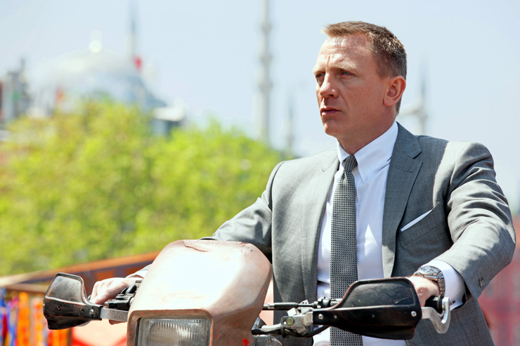 Daniel Craig as James Bond 007 in Skyfall wearing an OMEGA Seamaster
