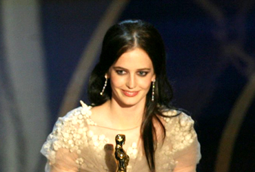 Eva Green presents the Oscar for Best Documentary Short Subject