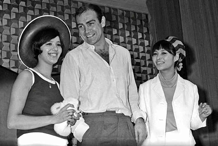 Sean Connery with Mie Hama and Akiko Wayabayashi at a 1966 press conference in Japan